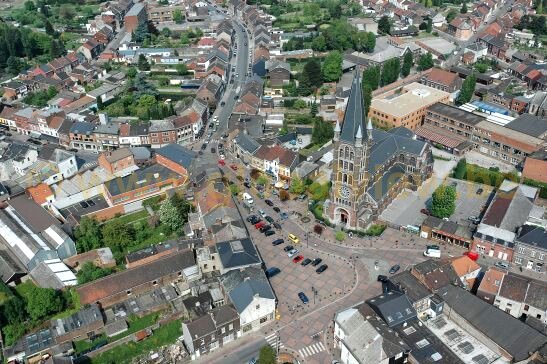 Vue aérienne de la place du Ballon et de son église à Jumet